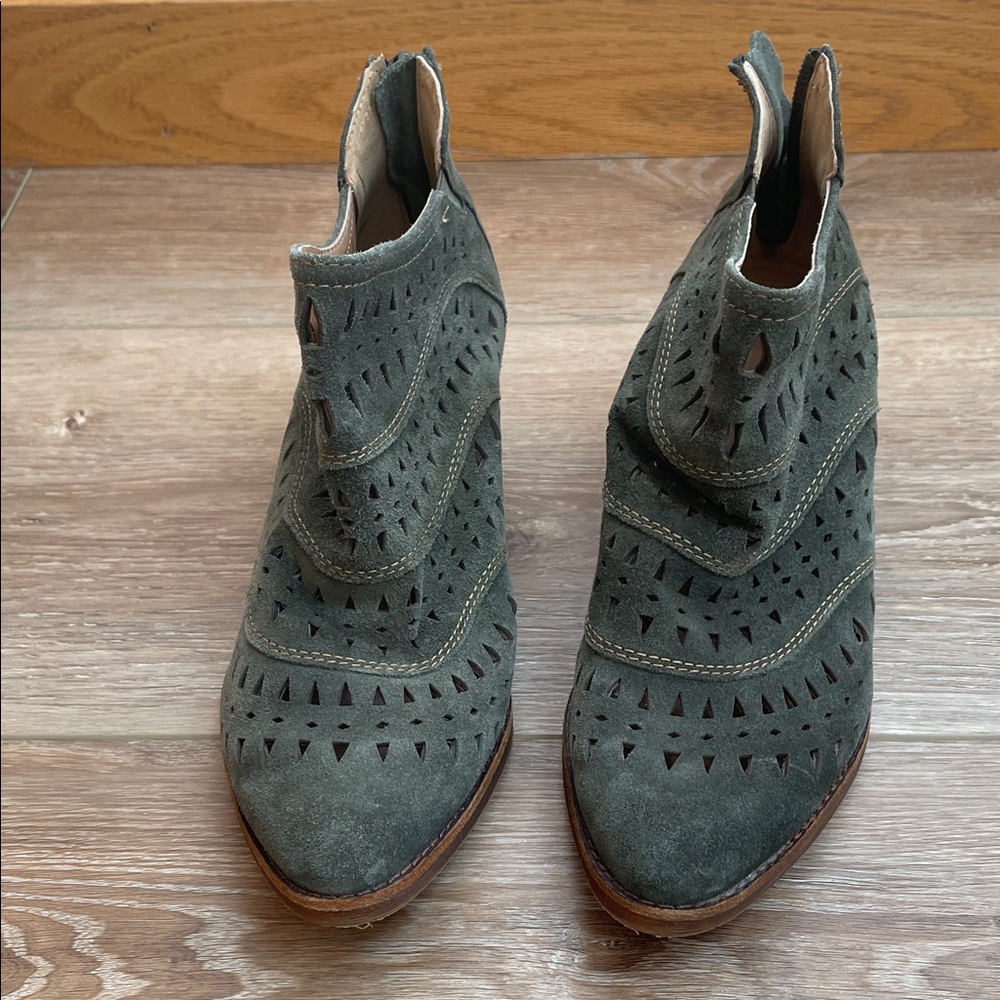 Sofft Women's Green Cut-Out Ankle Booties